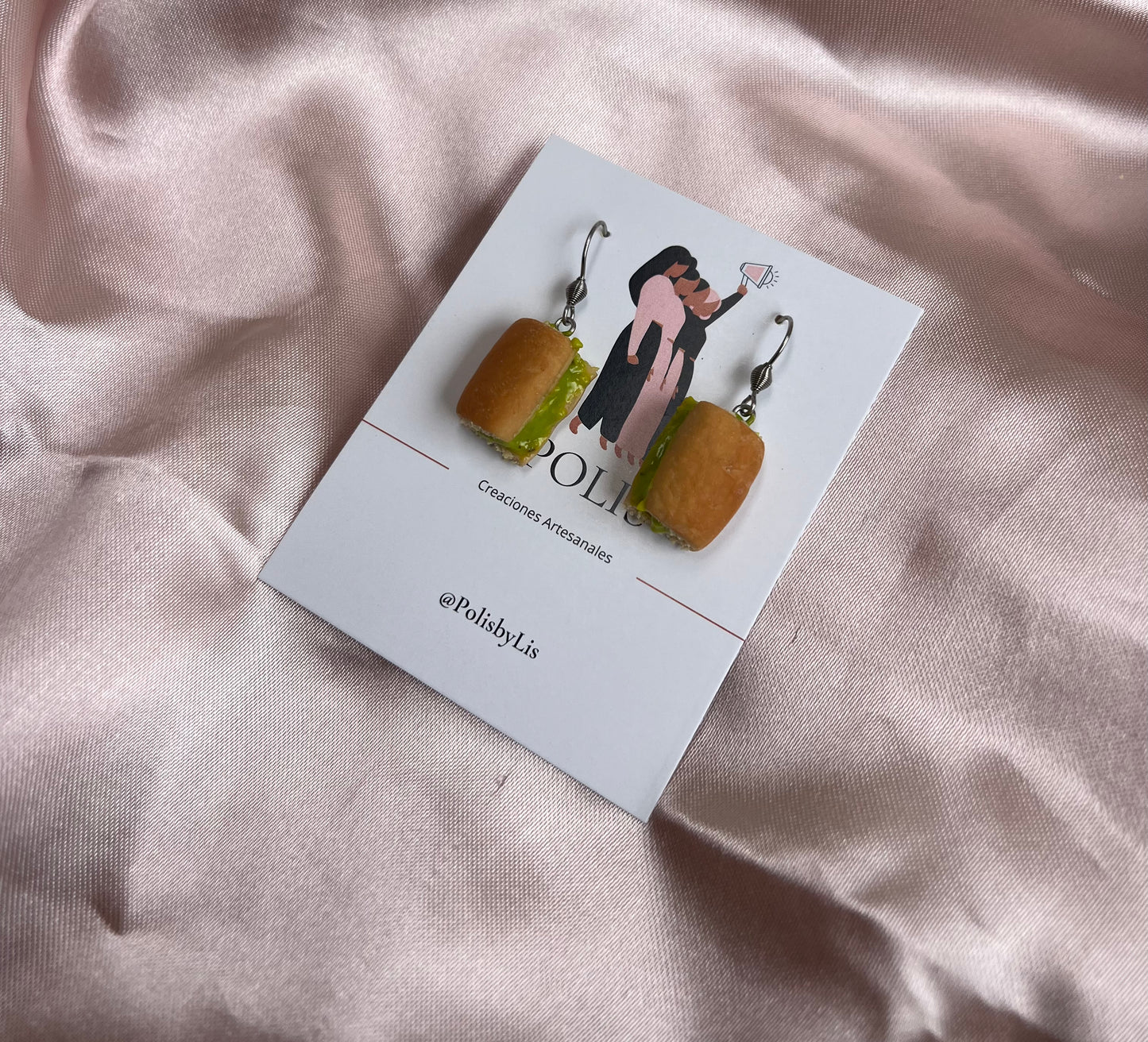 Aretes de pan con aguacate
