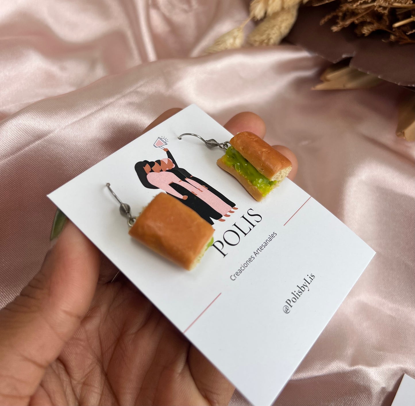 Aretes de pan con aguacate