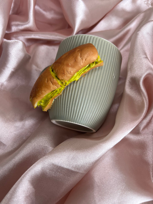 Pan con aguacate mug