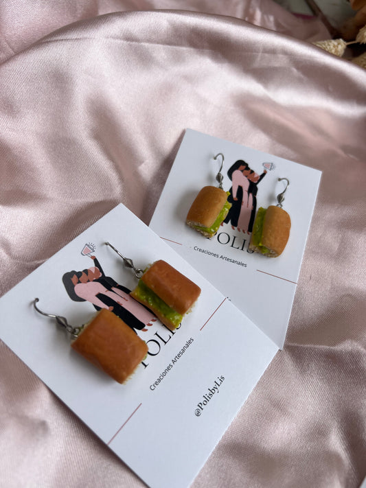 Aretes de pan con aguacate