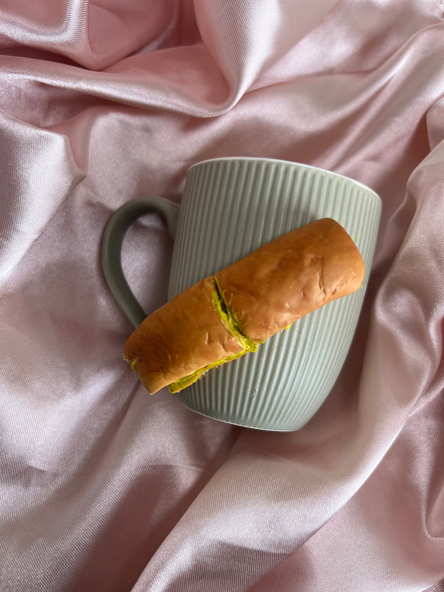 Pan con aguacate mug